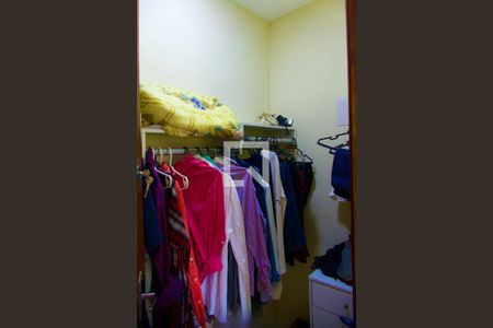 Casa de condomínio à venda com 148m², 4 quartos e sem vaga Casa de condomínio à venda com 148m², 4 quartos e sem vagaSuíte closet