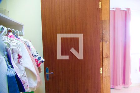 Casa de condomínio à venda com 148m², 4 quartos e sem vaga Casa de condomínio à venda com 148m², 4 quartos e sem vagaSuíte closet