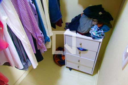 Casa de condomínio à venda com 148m², 4 quartos e sem vaga Casa de condomínio à venda com 148m², 4 quartos e sem vagaSuíte closet