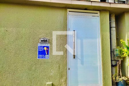 Casa de condomínio à venda com 148m², 4 quartos e sem vaga Casa de condomínio à venda com 148m², 4 quartos e sem vagaFachada com Cartaz QA.