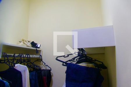 Casa de condomínio à venda com 148m², 4 quartos e sem vaga Casa de condomínio à venda com 148m², 4 quartos e sem vagaSuíte closet