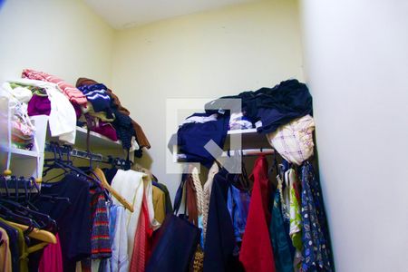 Casa de condomínio à venda com 148m², 4 quartos e sem vaga Casa de condomínio à venda com 148m², 4 quartos e sem vagaSuíte closet