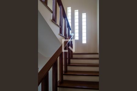 Casa de condomínio à venda com 290m², 6 quartos e 3 vagas Casa de condomínio à venda com 290m², 6 quartos e 3 vagasEscada