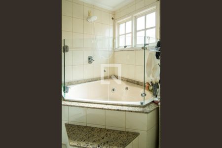 Casa de condomínio à venda com 290m², 6 quartos e 3 vagas Casa de condomínio à venda com 290m², 6 quartos e 3 vagasBanheiro da Suíte