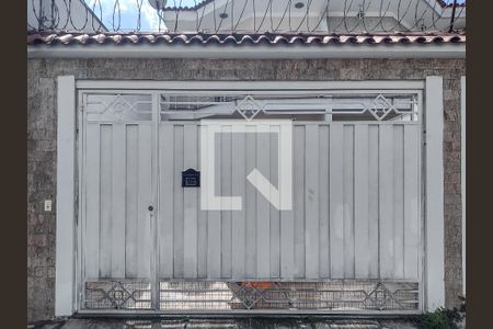 Casa à venda com 100m², 3 quartos e 2 vagas Casa à venda com 100m², 3 quartos e 2 vagasFachada