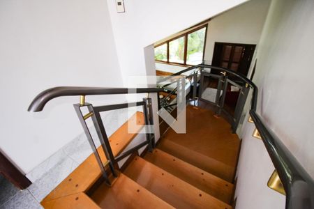 Casa à venda com 350m², 4 quartos e 3 vagas Casa à venda com 350m², 4 quartos e 3 vagasEscada