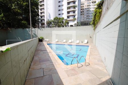 Apartamento à venda com 157m², 3 quartos e 3 vagas Apartamento à venda com 157m², 3 quartos e 3 vagasÁrea comum - Piscina
