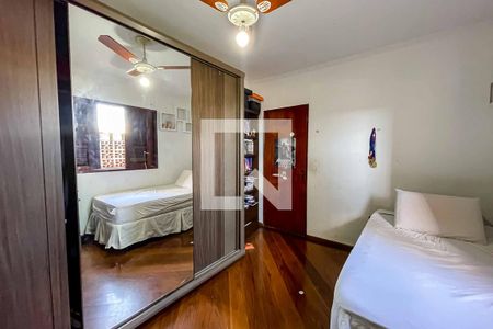 Casa à venda com 160m², 3 quartos e 4 vagas Casa à venda com 160m², 3 quartos e 4 vagasQuarto 2