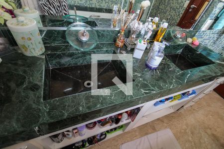 Casa à venda com 221m², 3 quartos e 4 vagasBanheiro da Suíte