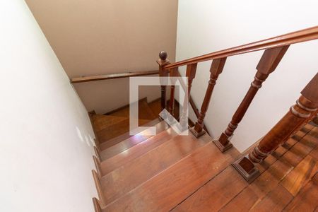 Casa à venda com 250m², 4 quartos e 2 vagasEscada