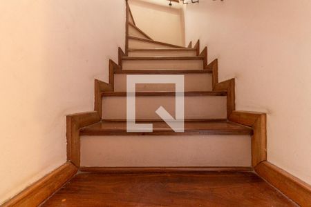 Casa à venda com 250m², 4 quartos e 2 vagasEscada