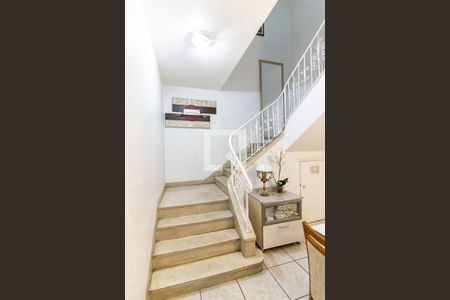 Casa à venda com 201m², 4 quartos e 3 vagas Casa à venda com 201m², 4 quartos e 3 vagasEscada