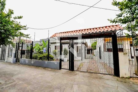Casa à venda com 650m², 3 quartos e 4 vagas Casa à venda com 650m², 3 quartos e 4 vagasFachada