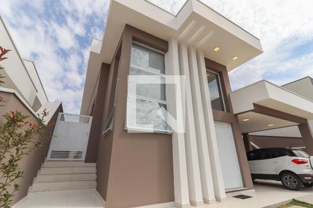 Casa de condomínio à venda com 262m², 3 quartos e 4 vagas Casa de condomínio à venda com 262m², 3 quartos e 4 vagasFachada