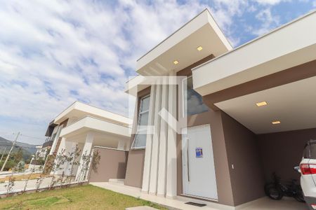 Casa de condomínio à venda com 262m², 3 quartos e 4 vagas Casa de condomínio à venda com 262m², 3 quartos e 4 vagasFachada