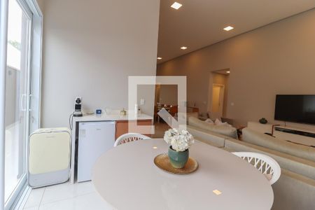 Casa de condomínio à venda com 262m², 3 quartos e 4 vagas Casa de condomínio à venda com 262m², 3 quartos e 4 vagasSala