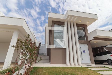 Casa de condomínio à venda com 262m², 3 quartos e 4 vagas Casa de condomínio à venda com 262m², 3 quartos e 4 vagasFachada
