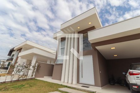 Casa de condomínio à venda com 262m², 3 quartos e 4 vagas Casa de condomínio à venda com 262m², 3 quartos e 4 vagasFachada