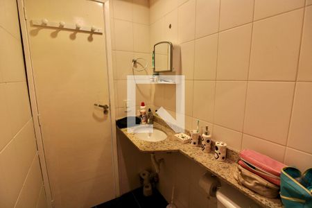Apartamento à venda com 70m², 2 quartos e 1 vaga Apartamento à venda com 70m², 2 quartos e 1 vagaBanheiro Social