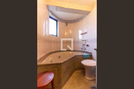 Apartamento à venda com 312m², 4 quartos e 3 vagas Apartamento à venda com 312m², 4 quartos e 3 vagasBanheiro da Suíte 1