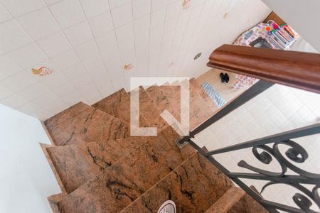 Casa à venda com 346m², 4 quartos e 4 vagas Casa à venda com 346m², 4 quartos e 4 vagasEscada para garagem