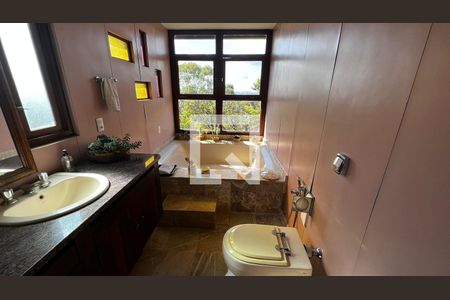 Casa à venda com 385m², 4 quartos e 5 vagasBanheiro Quarto 4