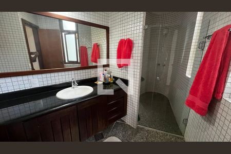 Casa à venda com 385m², 4 quartos e 5 vagasBanheiro quarto 3