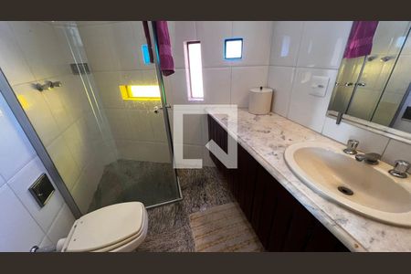 Casa à venda com 385m², 4 quartos e 5 vagasBanheiro quarto 1