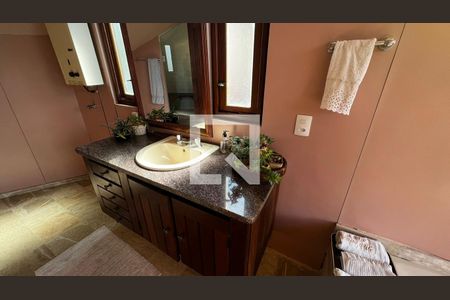 Casa à venda com 385m², 4 quartos e 5 vagasBanheiro Quarto 4