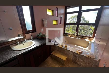 Casa à venda com 385m², 4 quartos e 5 vagasBanheiro Quarto 4