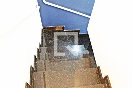 Casa de condomínio à venda com 120m², 3 quartos e 2 vagasEscada