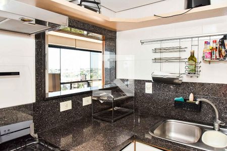 Apartamento à venda com 210m², 3 quartos e 3 vagas Apartamento à venda com 210m², 3 quartos e 3 vagasCozinha e Área de Serviço