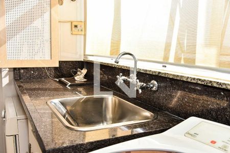 Apartamento à venda com 210m², 3 quartos e 3 vagas Apartamento à venda com 210m², 3 quartos e 3 vagasCozinha e Área de Serviço