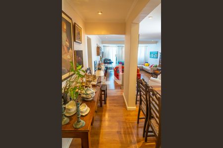 Casa à venda com 380m², 4 quartos e 4 vagas Casa à venda com 380m², 4 quartos e 4 vagasSala