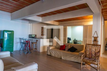 Casa à venda com 380m², 4 quartos e 4 vagas Casa à venda com 380m², 4 quartos e 4 vagasSalão