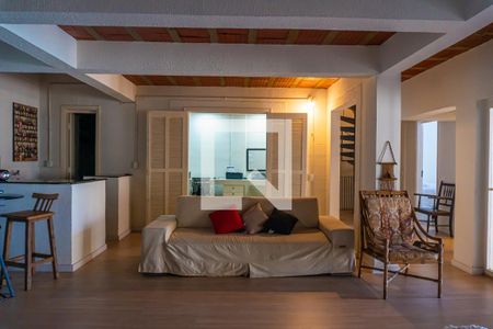 Casa à venda com 380m², 4 quartos e 4 vagas Casa à venda com 380m², 4 quartos e 4 vagasSalão