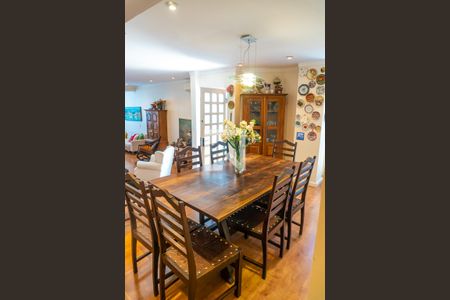 Casa à venda com 380m², 4 quartos e 4 vagas Casa à venda com 380m², 4 quartos e 4 vagasSala