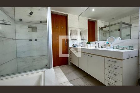 Apartamento à venda com 320m², 4 quartos e 4 vagasBanheiro suíte