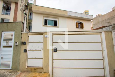 Casa à venda com 205m², 3 quartos e 4 vagas Casa à venda com 205m², 3 quartos e 4 vagasFachada