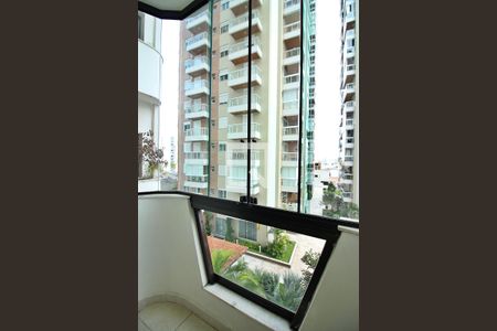 Apartamento à venda com 240m², 4 quartos e 3 vagasSacada do Quarto 1 - Suíte