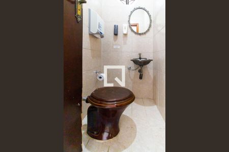 Casa à venda com 240m², 4 quartos e 2 vagas Casa à venda com 240m², 4 quartos e 2 vagasBanheiro