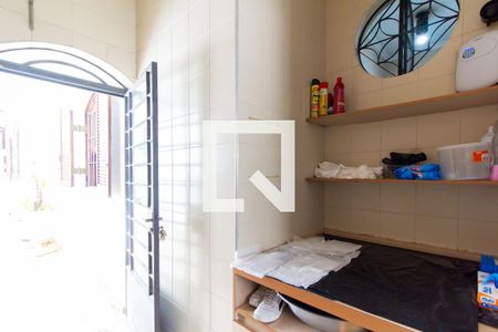 Casa à venda com 240m², 4 quartos e 2 vagas Casa à venda com 240m², 4 quartos e 2 vagasÁrea de serviço