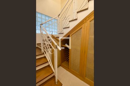 Casa de condomínio à venda com 1400m², 5 quartos e 6 vagasEscada