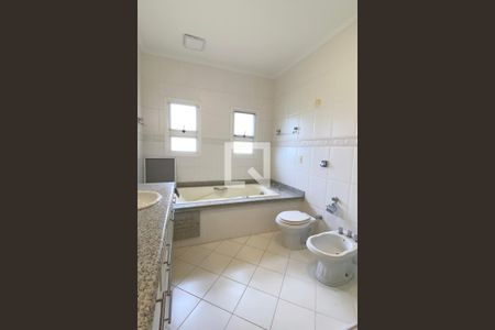 Casa de condomínio à venda com 1400m², 5 quartos e 6 vagasBanheiro da Suíte 1