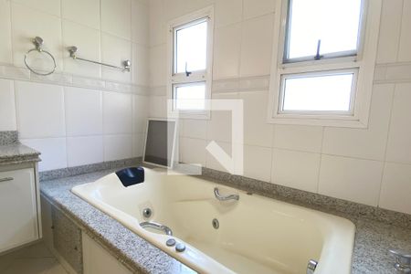 Casa de condomínio à venda com 1400m², 5 quartos e 6 vagasBanheiro da Suíte 1