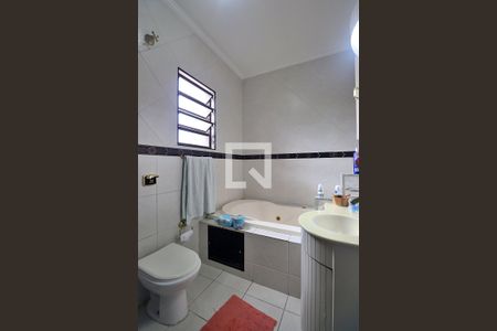 Casa à venda com 140m², 3 quartos e 3 vagasBanheiro da Suíte 2