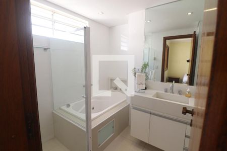 Casa à venda com 277m², 4 quartos e 5 vagasBanheiro Quarto 2