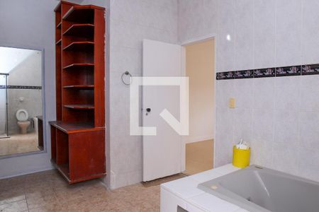 Casa à venda com 180m², 4 quartos e 7 vagas Casa à venda com 180m², 4 quartos e 7 vagasBanheiro / Closet do Quarto 1 - Suíte (2º Andar)