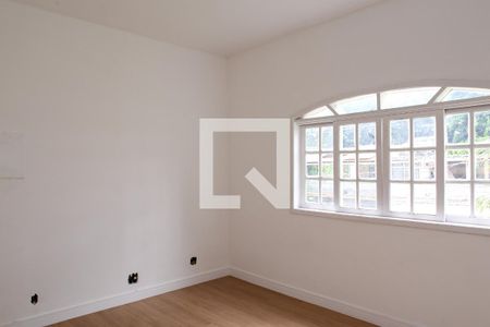 Casa à venda com 180m², 4 quartos e 7 vagas Casa à venda com 180m², 4 quartos e 7 vagasQuarto 2 - Suíte (2º Andar)