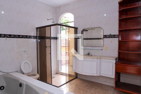 Casa à venda com 180m², 4 quartos e 7 vagas Casa à venda com 180m², 4 quartos e 7 vagasBanheiro / Closet do Quarto 1 - Suíte (2º Andar)